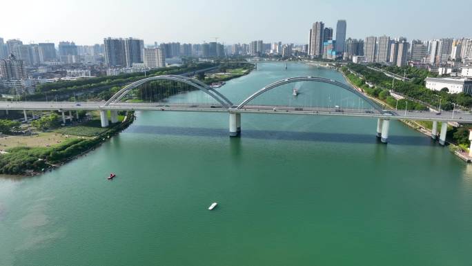 在城市中穿过的河流上有一座双拱大桥