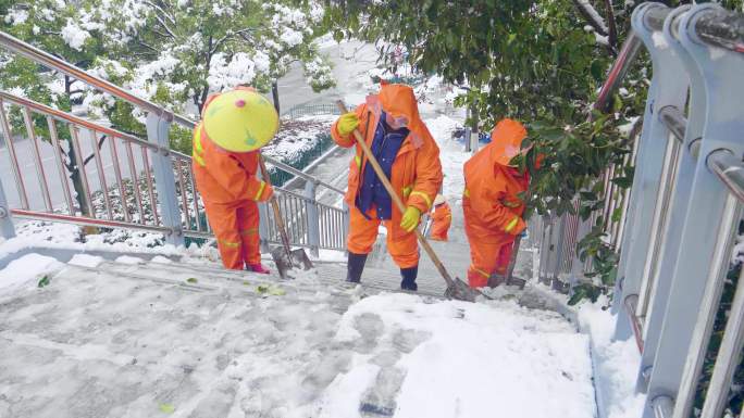 环卫工人清扫道路积雪02