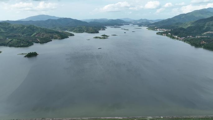 蓝天白云下群山包拥的水库水面壮阔