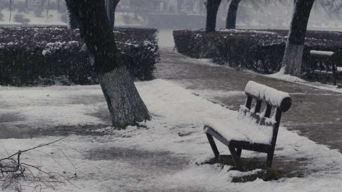 公园雪中长椅