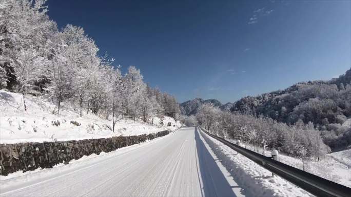 神农架山路风景