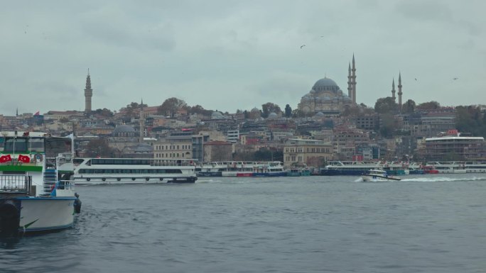 土耳其伊斯坦布尔港口城市景观中历史悠久的蓝色清真寺的封锁镜头