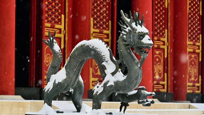 大雪纷飞的北京中式古建筑宫殿龙雕塑