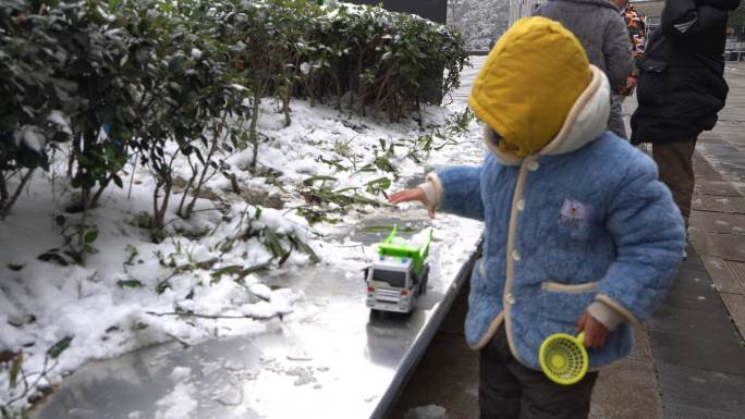 下雪玩耍的小孩