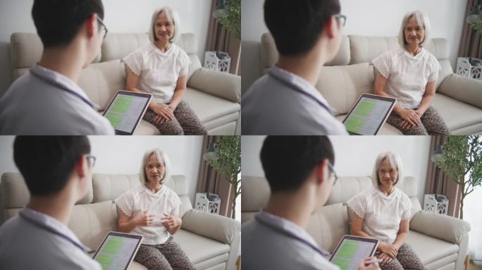 医生对老年患者进行家访，并在家中使用数字平板检查单