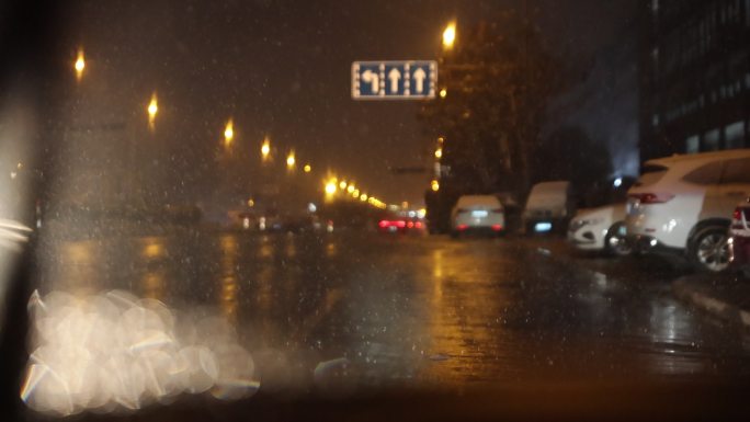 夜晚城市路边下雪