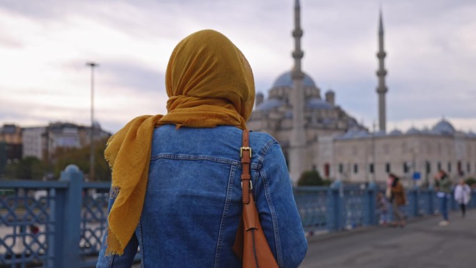 欣赏Yeni Cami清真寺景色的女游客