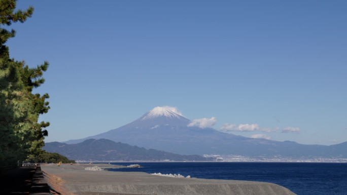 从海边看，湛蓝的天空和富士山