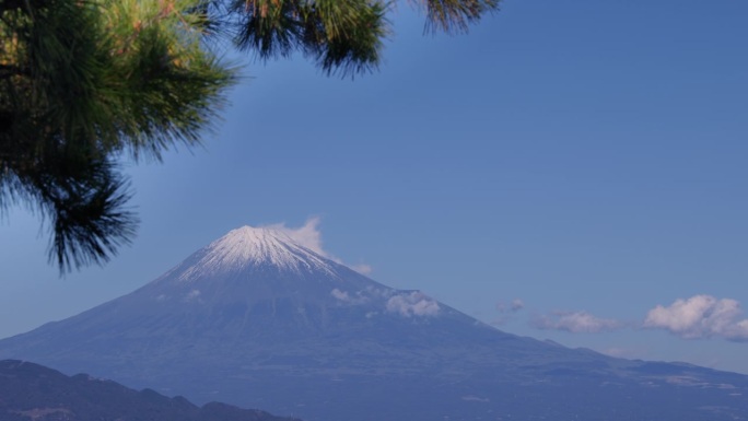 从海边看，湛蓝的天空和富士山