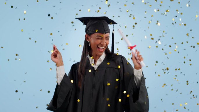 快乐的女人，学生和舞蹈在五彩纸屑毕业庆祝背景工作室。在幸福中获得证书、文凭或学位成就的兴奋女性或毕业