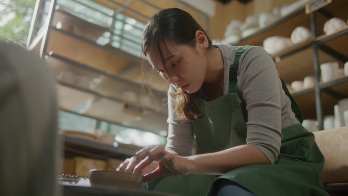 陶器工作室里女人的手特写