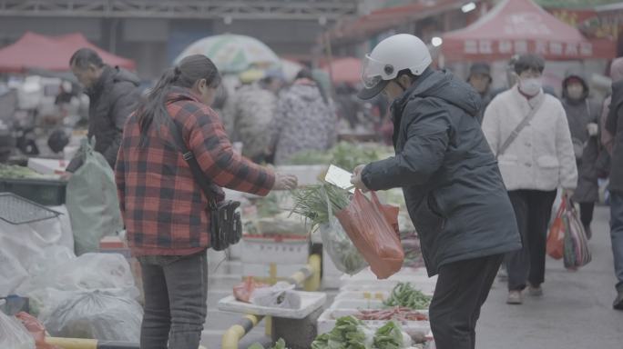 露天菜市场忙碌的人们slog3