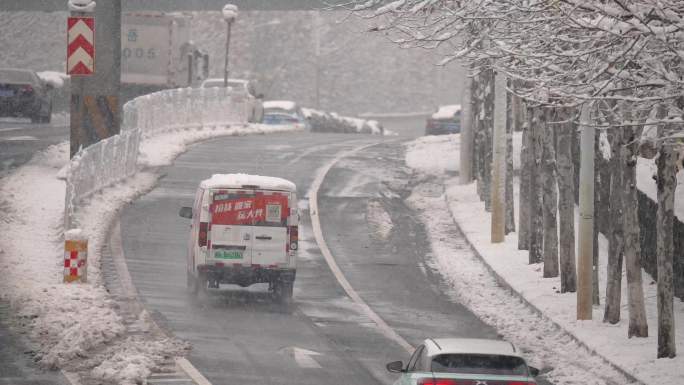 暴雪天城市环线车流升空镜