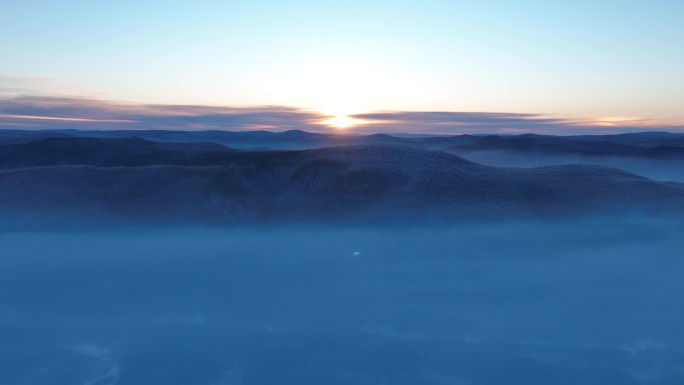 严寒天气北方冬天山谷湿地晨雾雪景