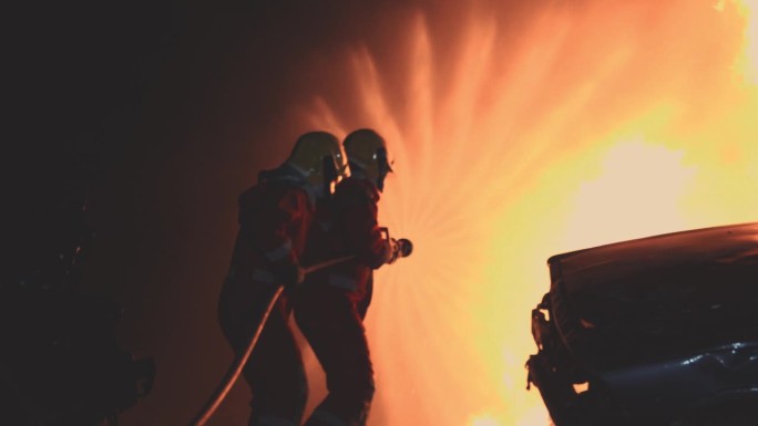 消防员和车祸救火喷水大火