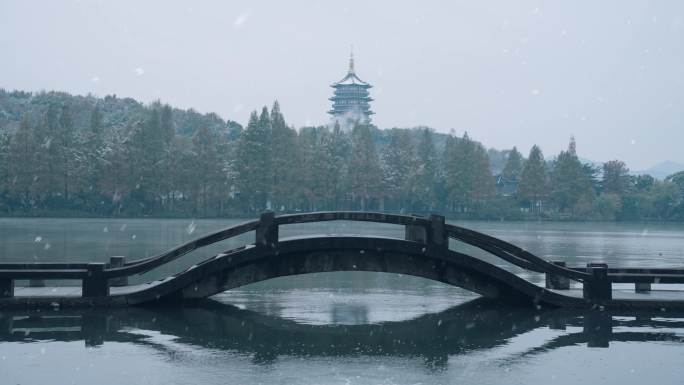 杭州西湖下雪雪景雷峰塔