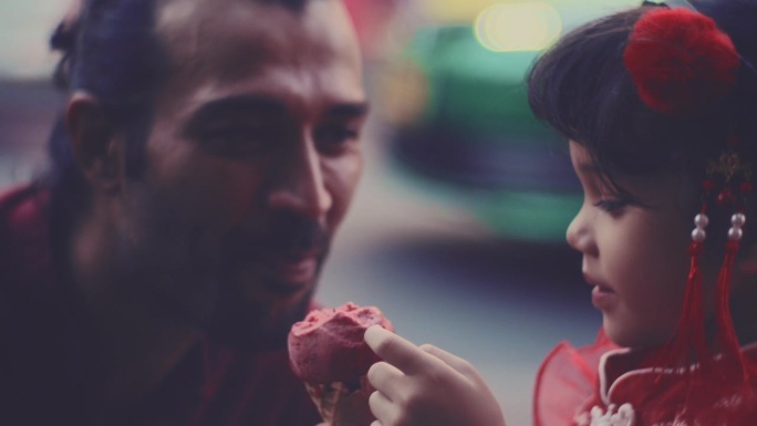 穿红裙子的女儿吃冰淇淋