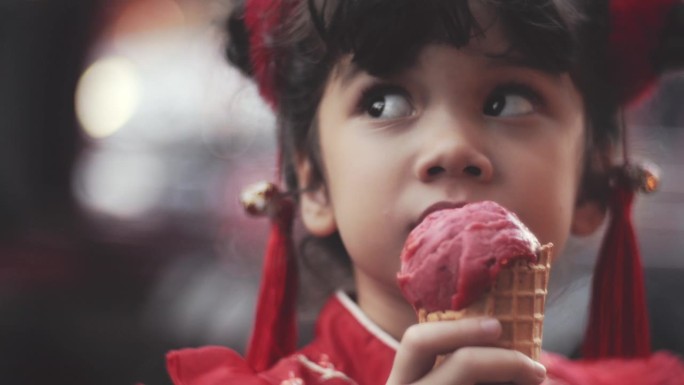 一个女孩在吃冰淇淋