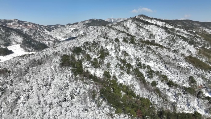 南昌湾里梅岭森林公园山上初下雪晴天航拍