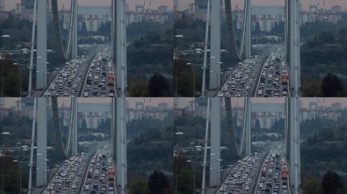 高角度手持拍摄的交通移动在高高的博斯普鲁斯桥对天空在日落期间在伊斯坦布尔，土耳其