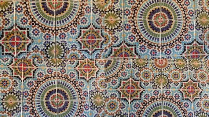 摩洛哥一座清真寺的彩色zellige瓷砖。马赛克图案，传统伊斯兰几何图案。摩洛哥工艺品，手工制作。4