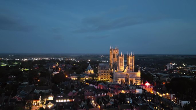 黄昏时分，无人机拍摄了英国林肯郡著名的林肯大教堂，突出了其明亮的哥特式建筑。