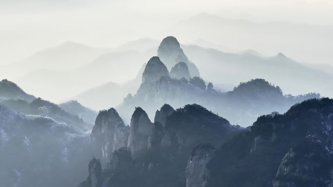 山峦叠嶂云雾缭绕