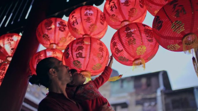 父亲和女儿在中国神社