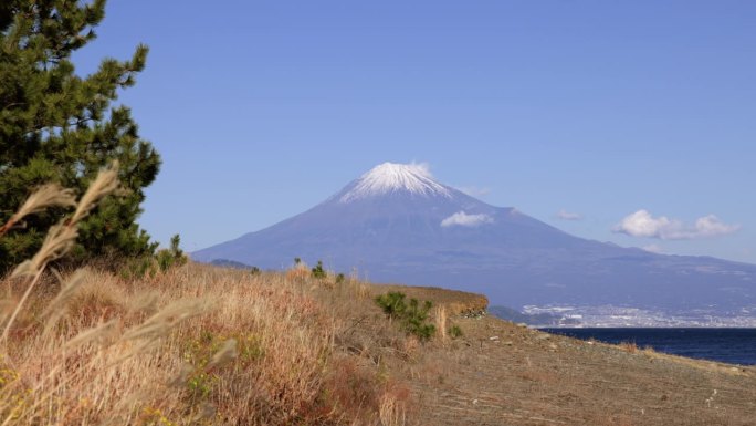 从海边看，湛蓝的天空和富士山