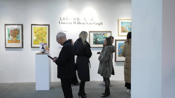 外国人看展