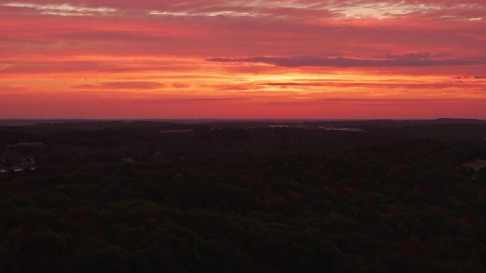 黎明时分，密歇根州谢尔比附近的农田空中拍摄