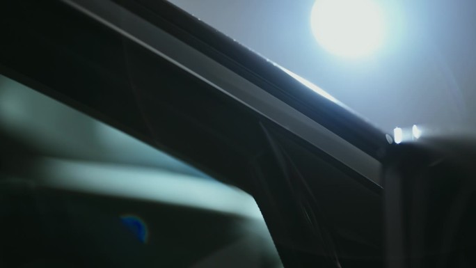 近距离镜头盘反光表面闪亮的一个全新的汽车前车窗镜头耀斑