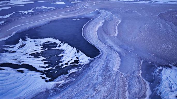 无人机拍摄的画面捕捉到了水中结冰的广阔区域。