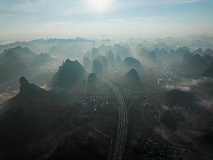 喀斯特地貌晨雾云海