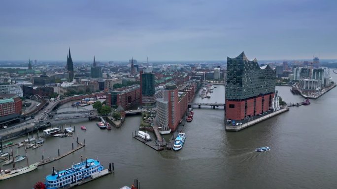 鸟瞰图实时拍摄的汉堡城市景观与易北爱乐音乐厅和Hafencity在中午时分，汉堡，德国