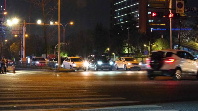 夜晚城市行人过马路汽车车辆车流人流夜景人