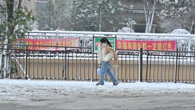 暴风雪中行走的女孩，风吹雪花飘