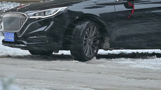 下雪天冰雪路滑，汽车行驶车轮打滑