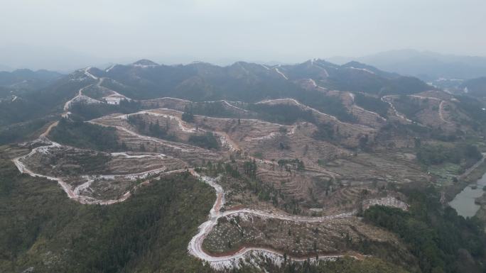 航拍山体越野路线积雪