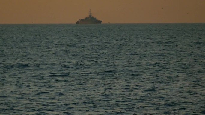 日落时海上的军舰晚霞海景海上壮丽海上日落