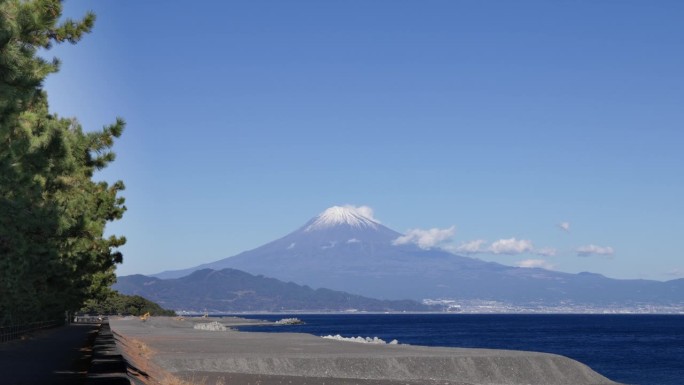 从海边看，湛蓝的天空和富士山