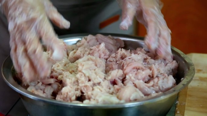 饺子调馅鲅鱼水饺花椒水韭菜蛋清打水