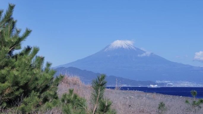 从海边看，湛蓝的天空和富士山