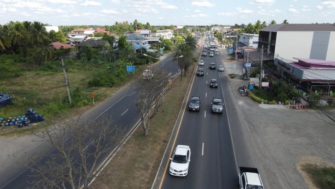 从无人机上鸟瞰新年期间高速公路上的交通堵塞，摄于2024年1月1日，泰国南荣武里拉姆。