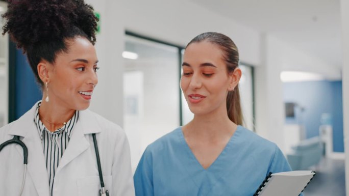 女医生，在医院的团队合作、护士合作或外科研究中交谈或行走。微笑、愉快或医护人员在计划、沟通或讨论药物