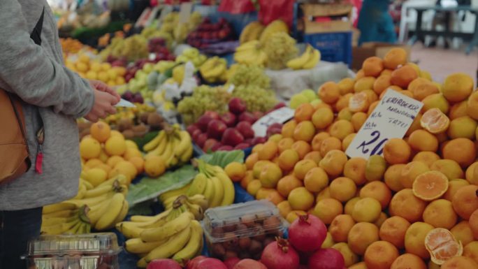 土耳其伊斯坦布尔市场摊位上出售的各种水果的手持照片