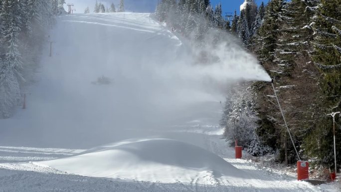 雪机在滑雪道上喷洒人造雪