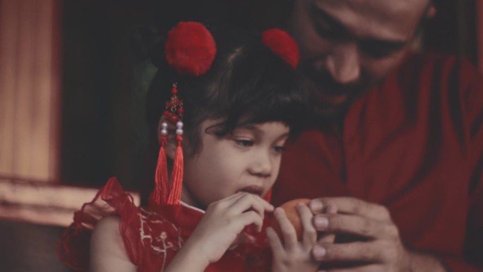 女儿在中国新年小女孩笑脸特写视频素材