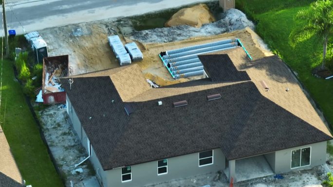 鸟瞰图的住宅私人住宅正在建设和院子地面工程与化粪池排水场安装在佛罗里达州安静的农村地区。房地产开发理