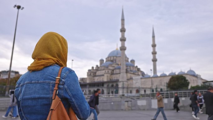 SLO MO女游客用手机拍摄耶尼卡米清真寺